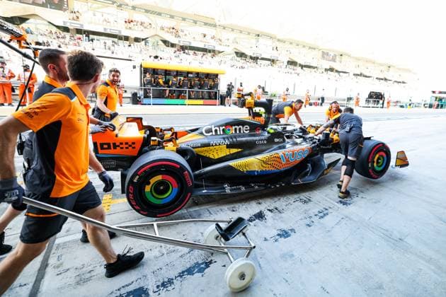 NORRIS Lando (gbr), McLaren F1 Team MCL60, pitlane during the 2023 Formula 1 Etihad Airways Abu Dhabi Grand Prix, 22th round of the 2023 Formula One World Championship, WM, Weltmeisterschaft from November 24 to 26, 2023 on the Yas Marina Circuit, in Abu Dhabi - F1 - ABU DHABI GRAND PRIX 2023 DPPI Panoramic  00123047_GOOD2280