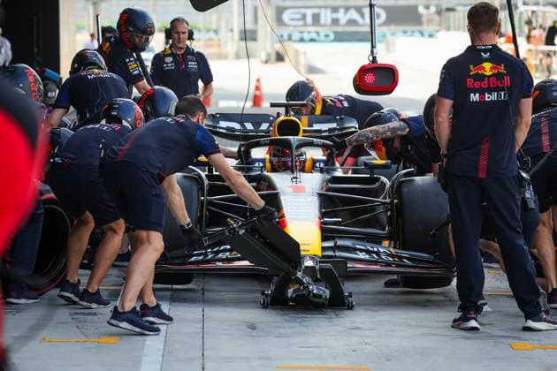 01 VERSTAPPEN Max (nld), Red Bull Racing RB19, action pitlane during the 2023 Formula 1 Etihad Airways Abu Dhabi Grand Prix, 22th round of the 2023 Formula One World Championship, WM, Weltmeisterschaft from November 24 to 26, 2023 on the Yas Marina Circuit, in Abu Dhabi - F1 - ABU DHABI GRAND PRIX 2023 DPPI Panoramic  00123047_G0OD2753