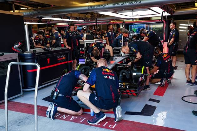 01 VERSTAPPEN Max (nld), Red Bull Racing RB19, garage, box, during the 2023 Formula 1 Etihad Airways Abu Dhabi Grand Prix, 22th round of the 2023 Formula One World Championship, WM, Weltmeisterschaft from November 24 to 26, 2023 on the Yas Marina Circuit, in Abu Dhabi - F1 - ABU DHABI GRAND PRIX 2023 DPPI Panoramic  00123047_GOOD2466