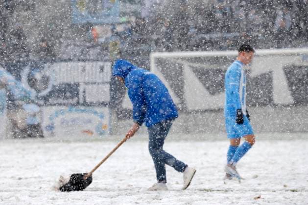Bilder des Jahres 2023, Sport 11 November Sport Themen der Woche KW47 Sport Bilder des Tages CFC vs FC Viktoria 1889 Berlin 25.11.2023, Chemnitz, Stadion an der Gellertstrasse, Fussball,Regionalliga Nordost 2023 2024, 15. Spieltag, CFC CFC vs FC Viktoria 1889 Berlin Technische Mitarbeiter des CFC schippen Schnee, um das Spielfeld bespielbar zu machen. Chemnitz Sachsen BRD *** CFC vs FC Viktoria 1889 Berlin 25 11 2023, Chemnitz, Stadion an der Gellertstrasse, Sport, Fußball,Regionalliga Nordost 2023 2024, 15 Spieltag, CFC CFC vs FC Viktoria 1889 Berlin Technical staff of the CFC shovel snow to make the pitch playable Chemnitz Sachsen BRD