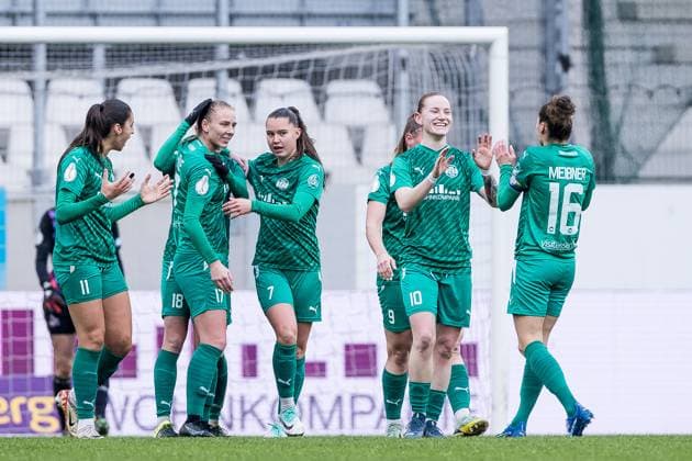 DFB Pokal der Frauen Achtelfinale, SGS Essen 1 FC Köln 25 11 2023 Cheering for 2 0 by Natasha Kowalski SGS Essen, 10 DFB Pokal der Frauen Achtelfinale, SGS Essen 1 FC Köln, Essen, Stadion an der Hafenstrasse on 25 11 2023 DFB REGULATIONS PROHIBIT ANY USE OF PHOTOGRAPHS AS IMAGE SEQUENCES AND OR QUASI VIDEO Copyright: xBEAUTIFULxSPORTS Wunderlx
