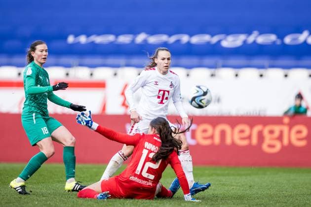 DFB Pokal der Frauen Achtelfinale, SGS Essen 1 FC Köln 25 11 2023 Lena Ostermeier SGS Essen, 18 , Dora Zeller 1 FC Köln, 19 shoots the 2 1, Sophia Winkler SGS Essen, 12 DFB Pokal der Frauen Achtelfinale, SGS Essen 1 FC Köln, Essen, Stadion an der Hafenstrasse on 25 11 2023 DFB REGULATIONS PROHIBIT ANY USE OF PHOTOGRAPHS AS IMAGE SEQUENCES AND OR QUASI VIDEO Copyright: xBEAUTIFULxSPORTS Wunderlx