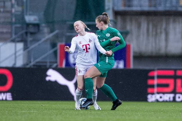 DFB Pokal der Frauen Achtelfinale, SGS Essen 1 FC Köln 25 11 2023 duel Anna Gerhardt 1 FC Köln, 21 , Annalena Rieke SGS Essen, 17 DFB Pokal der Frauen Achtelfinale, SGS Essen 1 FC Köln, Essen, Stadion an der Hafenstrasse on 25 11 2023 DFB REGULATIONS PROHIBIT ANY USE OF PHOTOGRAPHS AS IMAGE SEQUENCES AND OR QUASI VIDEO Copyright: xBEAUTIFULxSPORTS Wunderlx