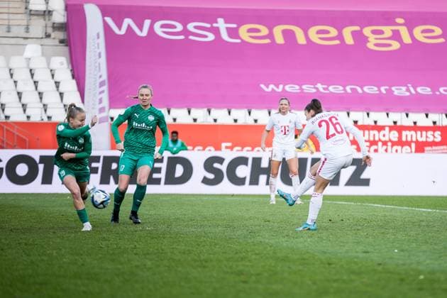 DFB Pokal der Frauen Achtelfinale, SGS Essen 1 FC Köln 25 11 2023 Martyna Wiankowska 1 FC Köln, 26 shoots the 2 2 DFB Pokal der Frauen Achtelfinale, SGS Essen 1 FC Köln, Essen, Stadion an der Hafenstrasse on 25 11 2023 DFB REGULATIONS PROHIBIT ANY USE OF PHOTOGRAPHS AS IMAGE SEQUENCES AND OR QUASI VIDEO Copyright: xBEAUTIFULxSPORTS Wunderlx