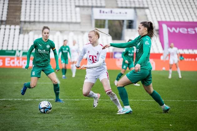 DFB Pokal der Frauen Achtelfinale, SGS Essen 1 FC Köln 25 11 2023 duel Jacqueline Meißner SGS Essen, 16 , Anna Gerhardt 1 FC Köln, 21 , Lilli Purtscheller SGS Essen, 07 DFB Pokal der Frauen Achtelfinale, SGS Essen 1 FC Köln, Essen, Stadion an der Hafenstrasse on 25 11 2023 DFB REGULATIONS PROHIBIT ANY USE OF PHOTOGRAPHS AS IMAGE SEQUENCES AND OR QUASI VIDEO Copyright: xBEAUTIFULxSPORTS Wunderlx