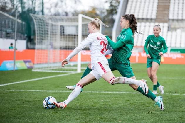 DFB Pokal der Frauen Achtelfinale, SGS Essen 1 FC Köln 25 11 2023 duel Anna Gerhardt 1 FC Köln, 21 , Lilli Purtscheller SGS Essen, 07 DFB Pokal der Frauen Achtelfinale, SGS Essen 1 FC Köln, Essen, Stadion an der Hafenstrasse on 25 11 2023 DFB REGULATIONS PROHIBIT ANY USE OF PHOTOGRAPHS AS IMAGE SEQUENCES AND OR QUASI VIDEO Copyright: xBEAUTIFULxSPORTS Wunderlx