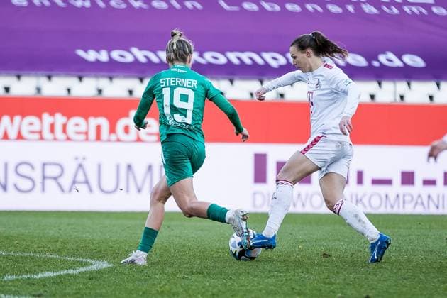 DFB Pokal der Frauen Achtelfinale, SGS Essen 1 FC Köln 25 11 2023 Beke Sterner SGS Essen, 19 , Dora Zeller 1 FC Köln, 19 shoots the 2 3 DFB Pokal der Frauen Achtelfinale, SGS Essen 1 FC Köln, Essen, Stadion an der Hafenstrasse on 25 11 2023 DFB REGULATIONS PROHIBIT ANY USE OF PHOTOGRAPHS AS IMAGE SEQUENCES AND OR QUASI VIDEO Copyright: xBEAUTIFULxSPORTS Wunderlx