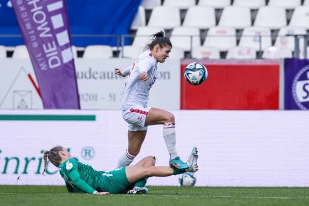DFB Pokal der Frauen Achtelfinale, SGS Essen 1 FC Köln 25 11 2023 Zweikampf Beke Sterner SGS Essen, 19 , Martyna Wiankowska 1 FC Köln, 26 DFB Pokal der Frauen Achtelfinale, SGS Essen 1 FC Köln, Essen, Stadion an der Hafenstrasse am 25 11 2023 DFB REGULATIONS PROHIBIT ANY USE OF PHOTOGRAPHS AS IMAGE SEQUENCES AND OR QUASI VIDEO Copyright: xBEAUTIFULxSPORTS Wunderlx