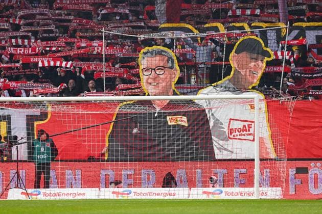 Soccer, Men, Season 2023 2024, 1 Bundesliga 12 Matchday , 1 FC Union Berlin FC Augsburg, f l fans of Union thank former coach Urs Fischer and former co-coach Markus Hoffmann, 25 11 2023, Copyright: xMatthiasxKochx