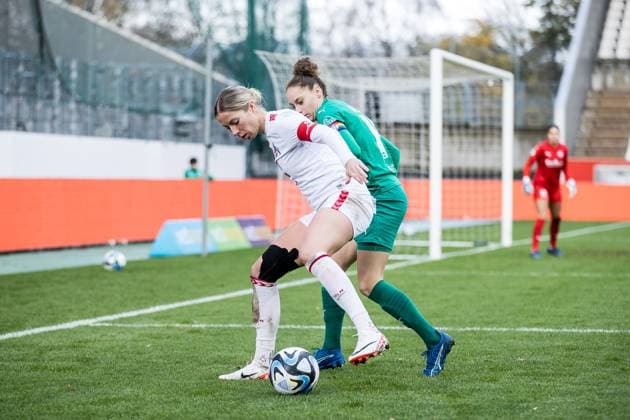 DFB Pokal der Frauen Achtelfinale, SGS Essen 1 FC Köln 25 11 2023 duel Sharon Beck 1 FC Köln, 10 , Jacqueline Meißner SGS Essen, 16 DFB Pokal der Frauen Achtelfinale, SGS Essen 1 FC Köln, Essen, Stadion an der Hafenstrasse on 25 11 2023 DFB REGULATIONS PROHIBIT ANY USE OF PHOTOGRAPHS AS IMAGE SEQUENCES AND OR QUASI VIDEO Copyright: xBEAUTIFULxSPORTS Wunderlx