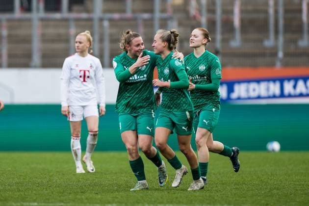 DFB Pokal der Frauen Achtelfinale, SGS Essen 1 FC Köln 25 11 2023 Cheers for the 4 3 by Beke Sterner SGS Essen, 19 DFB Pokal der Frauen Achtelfinale, SGS Essen 1 FC Köln, Essen, Stadion an der Hafenstrasse on 25 11 2023 DFB REGULATIONS PROHIBIT ANY USE OF PHOTOGRAPHS AS IMAGE SEQUENCES AND OR QUASI VIDEO Copyright: xBEAUTIFULxSPORTS Wunderlx