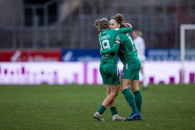 DFB Pokal der Frauen Achtelfinale, SGS Essen 1 FC Köln 25 11 2023 Beke Sterner SGS Essen, 19 and Jacqueline Meißner SGS Essen, 16 embrace after the victory DFB Pokal der Frauen Achtelfinale, SGS Essen 1 FC Köln, Essen, Stadion an der Hafenstrasse on 25 11 2023 DFB REGULATIONS PROHIBIT ANY USE OF PHOTOGRAPHS AS IMAGE SEQUENCES AND OR QUASI VIDEO Copyright: xBEAUTIFULxSPORTS Wunderlx