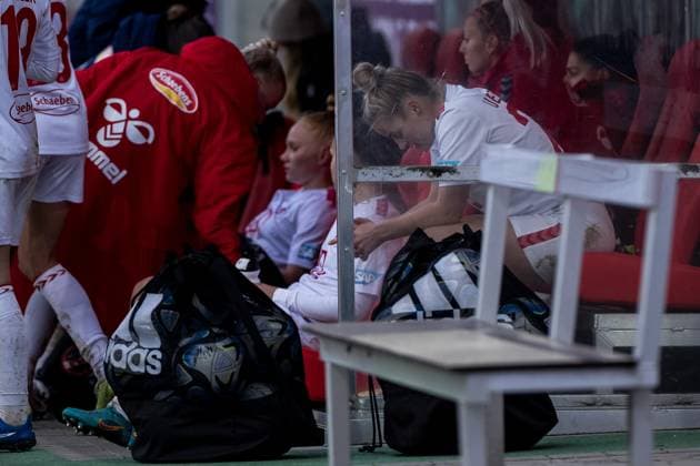 DFB Pokal der Frauen Achtelfinale, SGS Essen 1 FC Köln 25 11 2023 Lena Uebach 1 FC Köln, 27 dejected on the bench after the defeat DFB Pokal der Frauen Achtelfinale, SGS Essen 1 FC Köln, Essen, Stadion an der Hafenstrasse on 25 11 2023 DFB REGULATIONS PROHIBIT ANY USE OF PHOTOGRAPHS AS IMAGE SEQUENCES AND OR QUASI VIDEO Copyright: xBEAUTIFULxSPORTS Wunderlx