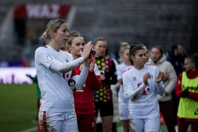 DFB Pokal der Frauen Achtelfinale, SGS Essen 1 FC Köln 25 11 2023 The players of 1 FC Köln thank the fans Sharon Beck 1 FC Köln, 10 DFB Pokal der Frauen Achtelfinale, SGS Essen 1 FC Köln, Essen, Stadion an der Hafenstrasse on 25 11 2023 DFB REGULATIONS PROHIBIT ANY USE OF PHOTOGRAPHS AS IMAGE SEQUENCES AND OR QUASI VIDEO Copyright: xBEAUTIFULxSPORTS Wunderlx