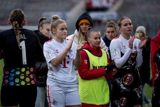 DFB Pokal der Frauen Achtelfinale, SGS Essen 1 FC Köln 25 11 2023 The players of 1 FC Köln thank the fans Lena Uebach 1 FC Köln, 27 DFB Pokal der Frauen Achtelfinale, SGS Essen 1 FC Köln, Essen, Stadion an der Hafenstrasse on 25 11 2023 DFB REGULATIONS PROHIBIT ANY USE OF PHOTOGRAPHS AS IMAGE SEQUENCES AND OR QUASI VIDEO Copyright: xBEAUTIFULxSPORTS Wunderlx