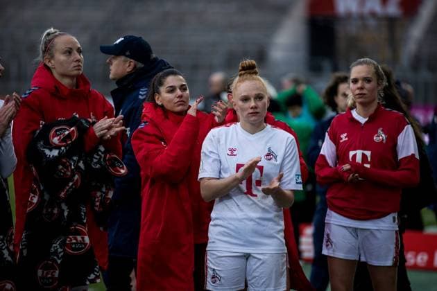 DFB Cup Womens Round of 16, SGS Essen 1 FC Köln 25 11 2023 The players of 1 FC Köln would like to thank the fans Meike Messmer 1 FC Köln, 20 , Manjou Wilde 1 FC Köln, 7 , Laura Vogt 1 FC Köln, 8 DFB Cup Womens Round of 16, SGS Essen 1 FC Köln, Essen, Stadion an der Hafenstrasse on 25 11 2023 DFB REGULATES PROHIBIT ANY USE OF PHOTOGRAPHS AS IMAGE SEQUENCES AND OR QUASI VIDEO Copyright: xBEAUTIFULxSPORTS Wunderlx