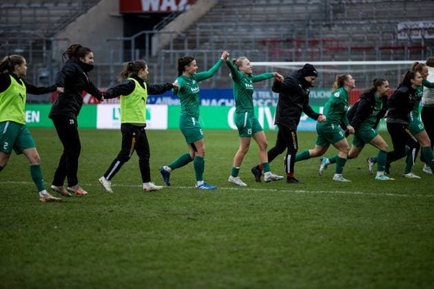 DFB Pokal der Frauen Achtelfinale, SGS Essen 1 FC Köln 25 11 2023 The players of SGS Essen celebrate the victory with Laolawelle DFB Pokal der Frauen Achtelfinale, SGS Essen 1 FC Köln, Essen, Stadion an der Hafenstrasse on 25 11 2023 DFB REGULATIONS PROHIBIT ANY USE OF PHOTOGRAPHS AS IMAGE SEQUENCES AND OR QUASI VIDEO Copyright: xBEAUTIFULxSPORTS Wunderlx