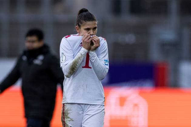 DFB Pokal der Frauen Achtelfinale, SGS Essen 1 FC Köln 25 11 2023 Martyna Wiankowska 1 FC Köln, 26 wipes her mouth with her jersey in frustration DFB Pokal der Frauen Achtelfinale, SGS Essen 1 FC Köln, Essen, Stadion an der Hafenstrasse on 25 11 2023 DFB REGULATIONS PROHIBIT ANY USE OF PHOTOGRAPHS AS IMAGE SEQUENCES AND OR QUASI VIDEO Copyright: xBEAUTIFULxSPORTS Wunderlx