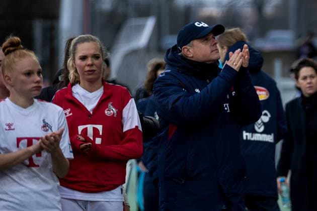 DFB Pokal der Frauen Achtelfinale, SGS Essen 1 FC Köln 25 11 2023 The players of 1 FC Köln thank the fans Daniel Weber Coach 1 FC Köln DFB Pokal der Frauen Achtelfinale, SGS Essen 1 FC Köln, Essen, Stadion an der Hafenstrasse on 25 11 2023 DFB REGULATIONS PROHIBIT ANY USE OF PHOTOGRAPHS AS IMAGE SEQUENCES AND OR QUASI VIDEO Copyright: xBEAUTIFULxSPORTS Wunderlx