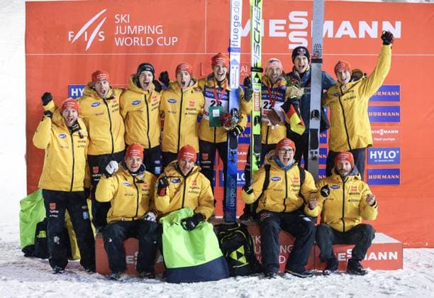 Bilder des Jahres 2023, Sport 11 November Sport Themen der Woche KW47 Sport Bilder des Tages NORDIC SKIING - FIS WC Ruka, Nordic Opening KUUSAMO,FINLAND,25.NOV.23 - NORDIC SKIING, NORDIC COMBINED, Ski jumping, Skispringen, Ski, nordisch - FIS World Cup, Nordic Opening, large hill, men. Image shows Pius Paschke and Stephan Leyhe (GER) with the team of Germany.  GEPAxpictures xHaraldxSteiner