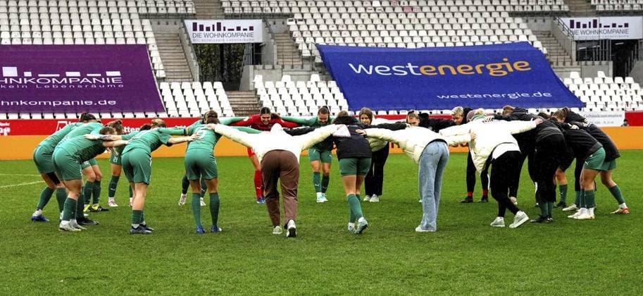 <p>Jacqueline Meißner von der SGS Essen schwört ihre Mannschaft vorm DFB-Pokalspiel der Frauen gegen den 1. FC Köln. Das Spiel SGS Essen gegen 1. FC Köln endete am 25.11. 2023 mit 4:3 im Stadion Essen an der Hafenstraße 97a. Michael Gohl FUNKE Foto Services< p> Deutschland Nordrhein-Westfalen Essen Copyright: MichaelxGohl