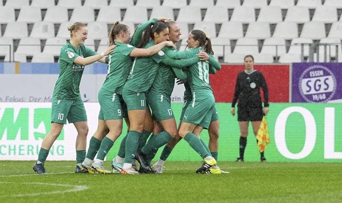 <p>Natasha Kowalski, Ramona Maier, Laureta Elmazi, Annalena Rieke und Lena Ostermeier von der SGS Essen freuen sich über ein Tor im DFB-Pokalspiel der Frauen gegen den 1. FC Köln. Das Spiel SGS Essen gegen 1. FC Köln endete am 25.11. 2023 mit 4:3 im Stadion Essen an der Hafenstraße 97a. Michael Gohl FUNKE Foto Services< p> Deutschland Nordrhein-Westfalen Essen Copyright: MichaelxGohl