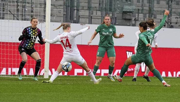 <p>Ramona Maier und Laureta Elmazi von der SGS Essen im DFB-Pokalspiel der Frauen gegen Carlotta Imping vom 1. FC Köln. Das Spiel SGS Essen gegen 1. FC Köln endete am 25.11. 2023 mit 4:3 im Stadion Essen an der Hafenstraße 97a. Michael Gohl FUNKE Foto Services< p> Deutschland Nordrhein-Westfalen Essen Copyright: MichaelxGohl