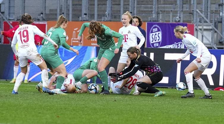 <p>Ramona Maier, Beke Sterner und Laura Pucks von der SGS Essen im DFB-Pokalspiel der Frauen gegen den 1. FC Köln. Das Spiel SGS Essen gegen 1. FC Köln endete am 25.11. 2023 mit 4:3 im Stadion Essen an der Hafenstraße 97a. Michael Gohl FUNKE Foto Services< p> Deutschland Nordrhein-Westfalen Essen Copyright: MichaelxGohl