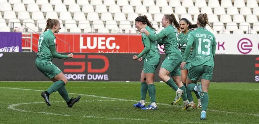 <p>Annalena Rieke, Katharina Piljic, Ramona Maier, Laureta Elmazi und Maike Berentzen von der SGS Essen freuen sich über ein Tor im DFB-Pokalspiel der Frauen gegen den 1. FC Köln. Das Spiel SGS Essen gegen 1. FC Köln endete am 25.11. 2023 mit 4:3 im Stadion Essen an der Hafenstraße 97a. Michael Gohl FUNKE Foto Services< p> Deutschland Nordrhein-Westfalen Essen Copyright: MichaelxGohl