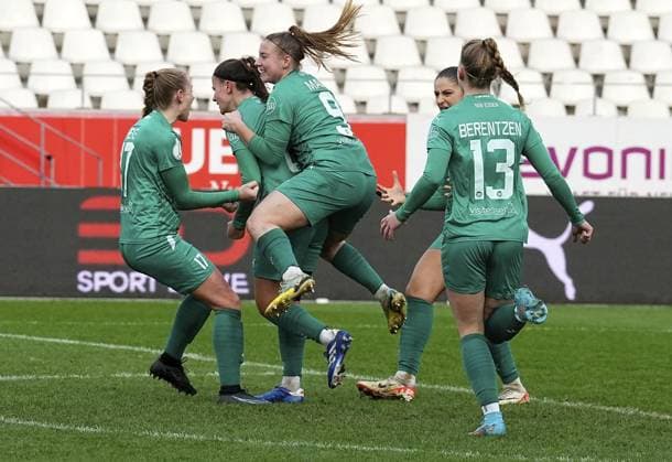 <p>Annalena Rieke, Katharina Piljic, Ramona Maier, Laureta Elmazi und Maike Berentzen von der SGS Essen freuen sich über ein Tor im DFB-Pokalspiel der Frauen gegen den 1. FC Köln. Das Spiel SGS Essen gegen 1. FC Köln endete am 25.11. 2023 mit 4:3 im Stadion Essen an der Hafenstraße 97a. Michael Gohl FUNKE Foto Services< p> Deutschland Nordrhein-Westfalen Essen Copyright: MichaelxGohl
