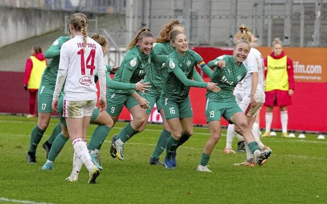 <p>Ramona Maier, Jacqueline Meißner und Beke Sterner von der SGS Essen freuen sich über ein Tor im DFB-Pokalspiel der Frauen gegen den 1. FC Köln. Das Spiel SGS Essen gegen 1. FC Köln endete am 25.11. 2023 mit 4:3 im Stadion Essen an der Hafenstraße 97a. Michael Gohl FUNKE Foto Services< p> Deutschland Nordrhein-Westfalen Essen Copyright: MichaelxGohl