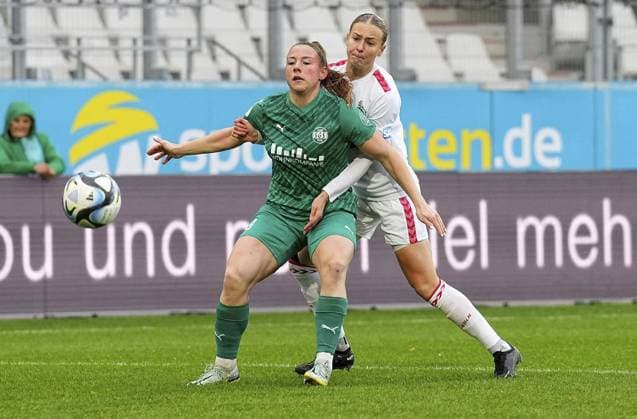 <p>Ramona Maier von der SGS Essen im DFB-Pokalspiel der Frauen gegen Sofie Vendelbo Laursen vom 1. FC Köln. Das Spiel SGS Essen gegen 1. FC Köln endete am 25.11. 2023 mit 4:3 im Stadion Essen an der Hafenstraße 97a. Michael Gohl FUNKE Foto Services< p> Deutschland Nordrhein-Westfalen Essen Copyright: MichaelxGohl