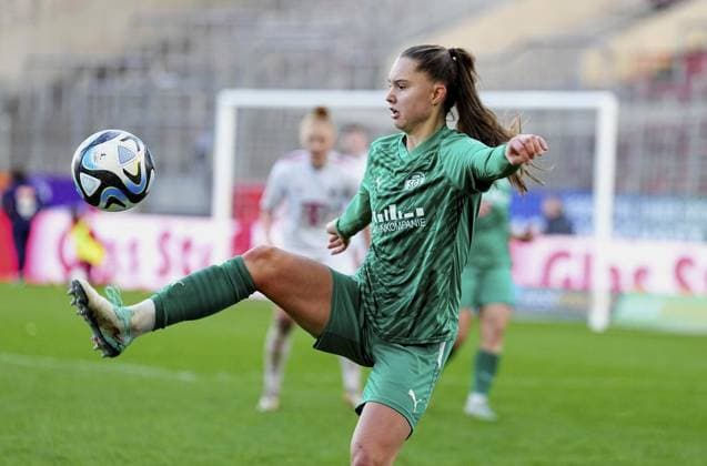 <p>Lilli Purtscheller von der SGS Essen im DFB-Pokalspiel der Frauen gegen den 1. FC Köln. Das Spiel SGS Essen gegen 1. FC Köln endete am 25.11. 2023 mit 4:3 im Stadion Essen an der Hafenstraße 97a. Michael Gohl FUNKE Foto Services< p> Deutschland Nordrhein-Westfalen Essen Copyright: MichaelxGohl