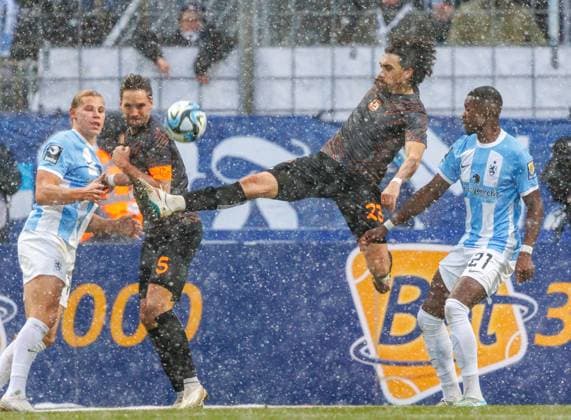 Bilder des Jahres 2023, Sport 11 November Sport Themen der Woche KW47 Unterhachings 23 Markus SCHWABL. Fussball, 1860 Muenchen - Unterhaching, 25.11.2023. 3.Fußball Liga, TSV 1860 München - SpVgg Unterhaching 0:1, 16 Spieltag, Saison 2023-2024 in Muenchen, S T A D I O N A N D E R G R U E N W A L D E R S T R A S S E, Deutschland. Quelle Copyright Credit : Oryk HAIST *** Unterhachings 23 Markus SCHWABL Football, 1860 Muenchen Unterhaching, 25 11 2023 3 Fußball Liga, TSV 1860 München SpVgg Unterhaching 0 1, 16 Matchday, Season 2023 2024 in Muenchen, S T A D I O N A N D E R G R U E N W A L D E R S T R A S S E, Germany Source Copyright Credit Oryk HAIST xFUSSBALL_1860-UNTERHACHINGx