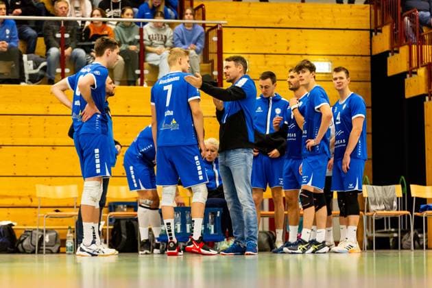 25 11 2023, GER, 2 BL Maenner Sued, Volleyball,Saison 2023 2024, Blue Volleys Gotha vs TV Buehl Jonas Kronseder Blue Volleys Gotha Krochmann, Hannes Blue Volleys Gotha 99867 Gotha Ernestiner Halle Thüringen Germany