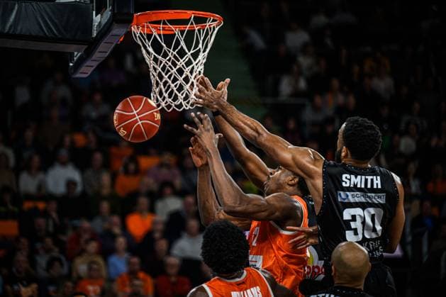 Bilder des Jahres 2023, Sport 11 November Sport Themen der Woche KW47 Sport Bilder des Tages 25.11.2023, ratiopharm Arena, Germany, Neu Ulm, ratiopharm ulm vs Hakro Merlins Crailsheim - Basketball Bundesliga, Georginho de Paula (ratiopharm ulm) und Galin Smith (Hakro Merlins Crailsheim) im Zweikampf (Foto H. Langer) ratiopharm Arena Neu Ulm Germany *** 25 11 2023, ratiopharm Arena, Germany, Neu Ulm, ratiopharm ulm vs Hakro Merlins Crailsheim Basketball Bundesliga, Georginho de Paula ratiopharm ulm and Galin Smith Hakro Merlins Crailsheim in a duel Photo H Langer ratiopharm Arena Neu Ulm Germany  541_ulmMER20231125_046 Langer-541