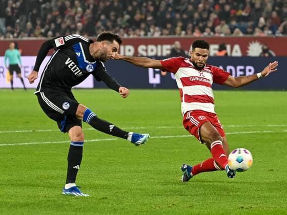 Im Strafraum blockt Jamil Siebert (Fortuna Duesseldorf, 20) den Schuss von Kenan Karaman (FC Schalke 04, 19). Fortuna Duesseldorf vs. FC Schalke 04, Fussball, 2. Bundesliga, 14. Spieltag, Saison 2023 2024, 25.11.2023 DFB DFL Regulations prohibit any use of Photographs as image sequences and or quasi-video Fortuna Duesseldorf vs. FC Schalke 04, Fussball, 2. Bundesliga, 14. Spieltag, Saison 2023 2024, 25.11.2023 Duesseldorf *** In the penalty area Jamil Siebert Fortuna Duesseldorf, 20 blocks the shot of Kenan Karaman FC Schalke 04, 19 Fortuna Duesseldorf vs FC Schalke 04, Football, 2 Bundesliga, Matchday 14, Season 2023 2024, 25 11 2023 DFB DFL Regulations prohibit any use of Photographs as image sequences and or quasi video Fortuna Duesseldorf vs FC Schalke 04, Football, 2 Bundesliga, Matchday 14, Season 2023 2024, 25 11 2023 Duesseldorf Copyright: xEibner-Pressefoto ThomasxHaeslerx EP_THR