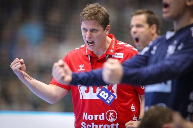 25 11 2023, Gummersbach, Handball, Liqui Moly Bundesliga, Schwalbe Arena, VfL Gummersbach SG Flensburg Handewitt Head Coach Nicolej Krickau SG Flensburg Handewitt cheering and gesticulating on the sidelines North Rhine-Westphalia Germany