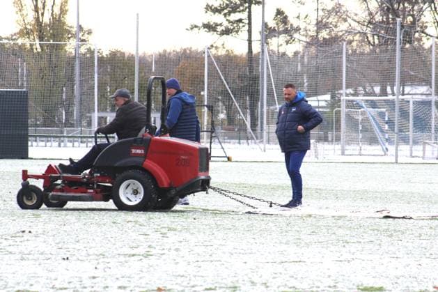 DEU, DFL, 2 FBL Hertha BSC, Training, 25 11 2023, Sportforum, Berlin, DEU, DFL, 2 FBL Hertha BSC, Training, im Bild Cheftrainer Pal Dardai Hertha BSC Berlin , Schnee DFL regulations prohibit any use of Photographs as image sequences and or quasi video Foto Juergen Engler nordphoto GmbH nordphotoxGmbHx xEngler nph00076