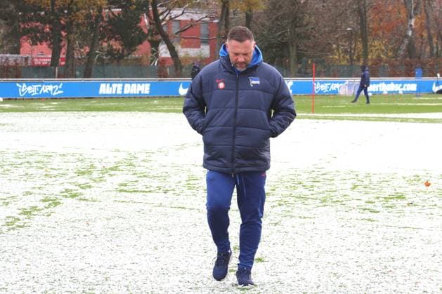 DEU, DFL, 2 FBL Hertha BSC, Training, 25 11 2023, Sportforum, Berlin, DEU, DFL, 2 FBL Hertha BSC, Training, im Bild Cheftrainer Pal Dardai Hertha BSC Berlin , Schnee DFL regulations prohibit any use of Photographs as image sequences and or quasi video Foto Juergen Engler nordphoto GmbH nordphotoxGmbHx xEngler nph00076