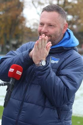 DEU, DFL, 2 FBL Hertha BSC, Training, 25 11 2023, Sportforum, Berlin, DEU, DFL, 2 FBL Hertha BSC, Training, im Bild Cheftrainer Pal Dardai Hertha BSC Berlin , Schnee DFL regulations prohibit any use of Photographs as image sequences and or quasi video Foto Juergen Engler nordphoto GmbH nordphotoxGmbHx xEngler nph00076