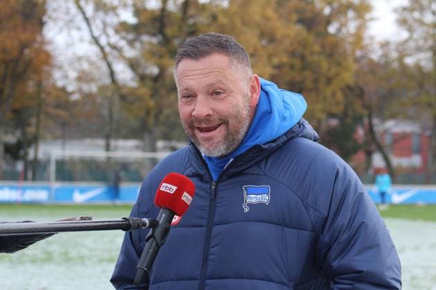 DEU, DFL, 2 FBL Hertha BSC, Training, 25 11 2023, Sportforum, Berlin, DEU, DFL, 2 FBL Hertha BSC, Training, im Bild Cheftrainer Pal Dardai Hertha BSC Berlin , Schnee DFL regulations prohibit any use of Photographs as image sequences and or quasi video Foto Juergen Engler nordphoto GmbH nordphotoxGmbHx xEngler nph00076