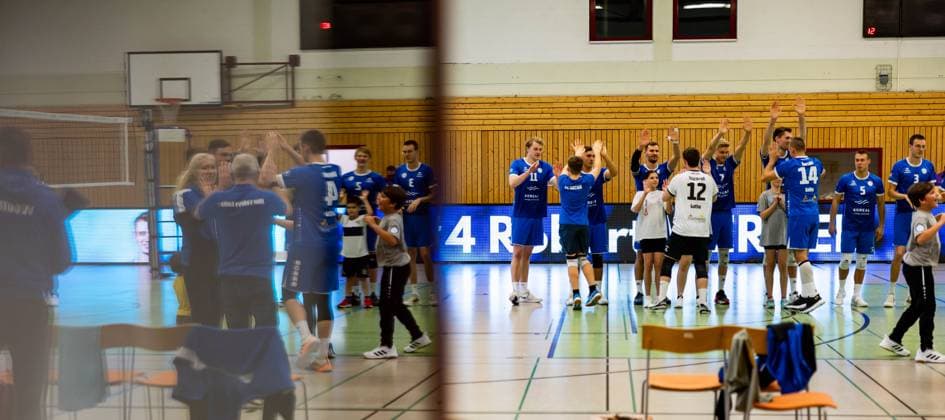 25 11 2023, GER, 2 BL Maenner Sued, Volleyball,Saison 2023 2024, Blue Volleys Gotha vs TV Buehl The Blue Volleys Gotha run into the sports hall 99867 Gotha Ernestiner Halle Thuringia Germany