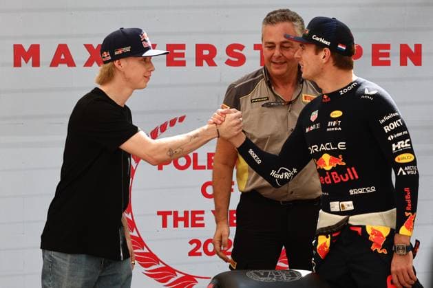 F1 Abu Dhabi Grand Prix 2023 Kalle Rovanpera, Mario Isola and Max Verstappen of Red Bull Racing during Pirelli Poleman of the Year Award ahead of the Formula 1 Abu Dhabi Grand Prix at Yas Marina Circuit in Abu Dhabi, United Arab Emirates on November 26, 2023. Abu Dhabi United Arab Emirates  Copyright: xJakubxPorzyckix originalFilename:porzycki-f1abudha231126_npuH7.jpg