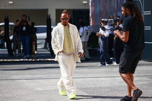 November 26, 2023, Abu Dhabi, United Arab Emirates: Lewis Hamilton of Mercedes arrives in a paddock ahead of Formula 1 Abu Dhabi Grand Prix at Yas Marina Circuit on November 26, 2023 in Abu Dhabi, United Arab Emirates. Abu Dhabi United Arab Emirates - ZUMAz156 0367992284st Copyright: xBeataxZawrzelx