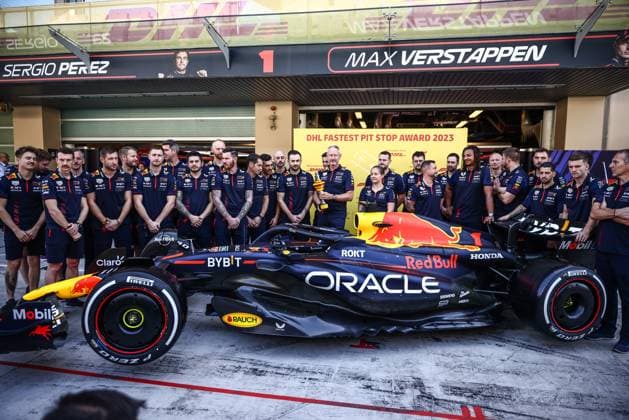 November 26, 2023, Abu Dhabi, United Arab Emirates: Jonathan Wheatley and Red Bull Racing team poses with DHL Fastest Pit Stop Award 2023 ahead of Formula 1 Abu Dhabi Grand Prix at Yas Marina Circuit on November 26, 2023 in Abu Dhabi, United Arab Emirates. Abu Dhabi United Arab Emirates - ZUMAz156 0368001137st Copyright: xBeataxZawrzelx