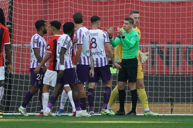 But refusÃ - Vincent Sierro (Toulouse FC) - Francois Letexier (arbitre) FOOTBALL : OGC Nice vs Toulouse FC - Ligue 1 Uber Eats - Nice - 26 11 2023 NorbertScanella Panoramic 
