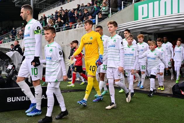 26 11 2023 Soccer Season 2023 2024 2 Soccer Bundesliga 14 Matchday SpVgg Greuther Fürth Kleeblatt SV Wehen Wiesbaden SVWW Sportfoto Zink xwoxzix DFL regulations prohibit any use of photographs as image sequences and or quasi video only for editorial use Branimir Hrgota 10 SpVgg Greuther Fürth Jonas Urbig 40, SpVgg Greuther Fürth and Team Team runs in