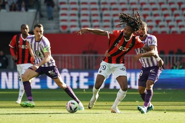 Khephren Thuram (OGC Nice) - Frank Magri (Toulouse FC) FOOTBALL : OGC Nice vs Toulouse FC - Ligue 1 Uber Eats - Nice - 26 11 2023 NorbertScanella Panoramic 