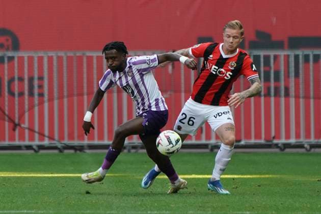 Melvin Bard (OGC Nice) - Warren Kamanzi (Toulouse FC) FOOTBALL : OGC Nice vs Toulouse FC - Ligue 1 Uber Eats - Nice - 26 11 2023 NorbertScanella Panoramic 